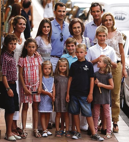 Durante estos años ha sido habitual ver a Leonor junto a su abuela, la reina Sofía, que solía acompañar a las niñas en eventos culturales y que, a menudo, habla con ellas en inglés. Además de en Madrid o en los premios que cada otoño se celebran en Asturias, doña Sofía es una gran amante de Mallorca, y allí le gusta pasear, cenar y hacer actividades con sus nietos. En la imagen, en el verano de 2011, Leonor, con seis años, junto a sus padres, su hermana y todos sus primos y tíos por parte de padre.