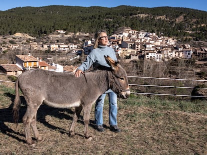 Teresa Laguna, vecina de Olba, en compañía de su burro, este lunes, un día después de volver a la población de Teruel tras ser desalojada.