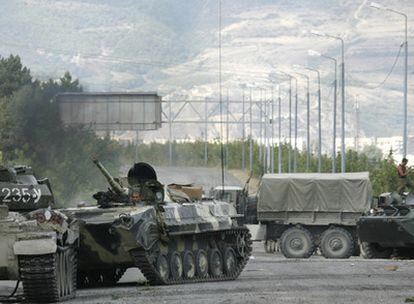 Tropas rusas bloquean un camino en el poblado georgiano de Igoeti, a 50 kms de Tbilisi