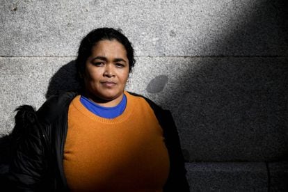 María Teresa Rivera, la primera mujer que consigue asilo tras ser condenada por un aborto en El Salvador, posa junto a la sede de Amnistía Internacional en Madrid.
