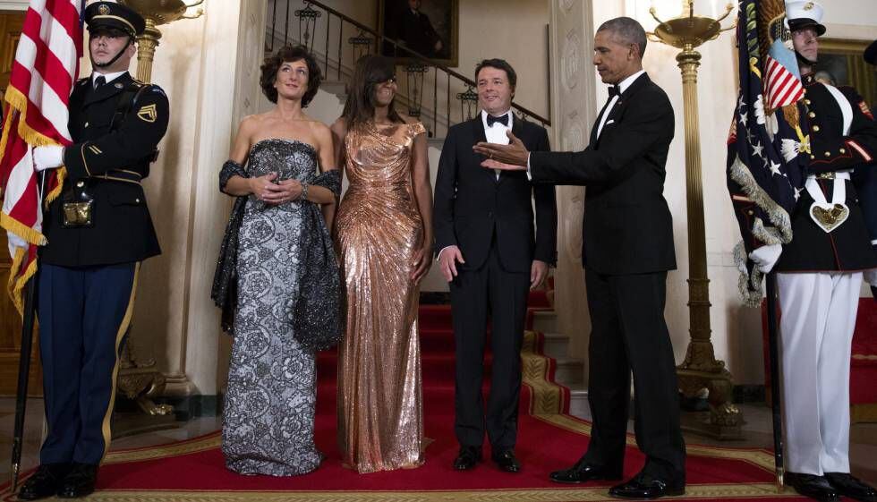 El presidente estadounidense, Barack Obama y su esposa, Michelle reciben al primer ministro italiano, Matteo Renzi, y a su esposa, Agnese Landini, antes de una cena de Estado en la Casa Blanca.