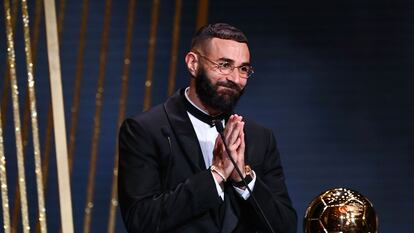 Karim Benzema, con el trofeo del Balón de Oro.