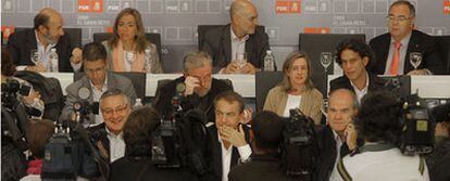 Rodríguez Zapatero, en primera fila entre José Blanco y Manuel Chaves, antes de comenzar la reunión del Comité Federal del PSOE. Detrás, Alfredo Pérez Rubalcaba, Carme Chacón, Rodolfo Ares y Pedro Zerolo, junto a otros dirigentes.