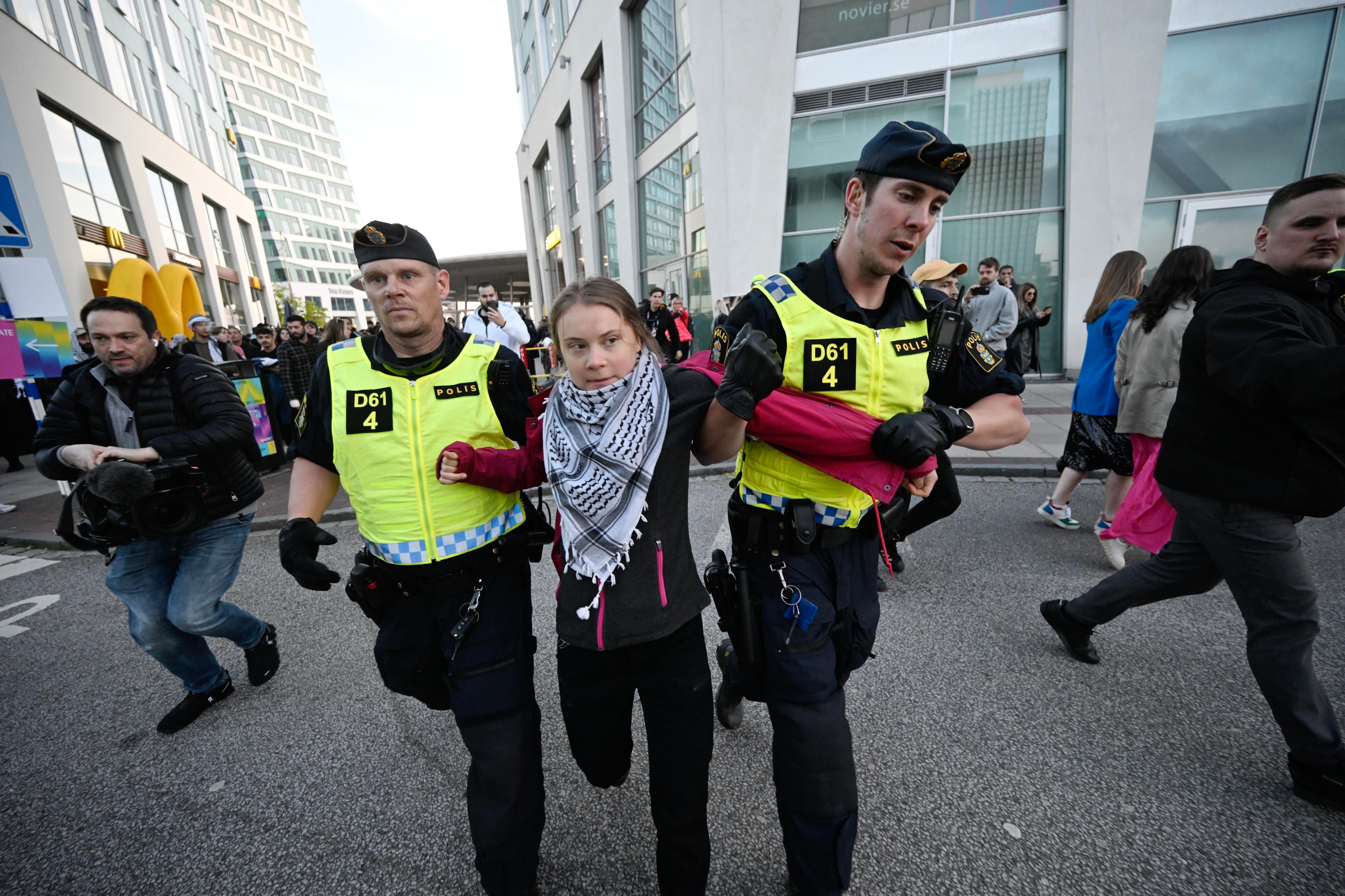 Malmo (Sweden), 11/05/2024.- Swedish climate activist Greta Thunberg (C) is removed by police outside Malmo Arena during a pro-Palestinian rally against the participation of Israel in the 68th Eurovision Song Contest (ESC) in Malmo, Sweden, 11 May 2024. Protesters call for Israel's expulsion from the singing contest over the ongoing situation in the Gaza Strip. In 2022 Russia was prevented from participating in Eurovision over its invasion of Ukraine. (Protestas, Rusia, Suecia, Ucrania) EFE/EPA/Johan Nilsson/TT SWEDEN OUT
