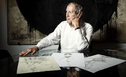 Elio Berhanyer posa ante algunos de sus diseños de alta costura en su casa de Madrid.