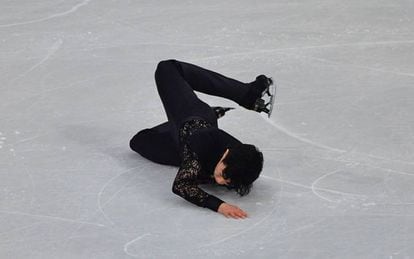 Nathan Chen cae al suelo al intentar realizar un triple axel.