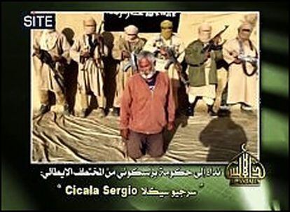 Imagen del vídeo difundido por Al Qaeda en la que aparece el italiano secuestrado en Mauritania
