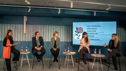 Desde la izquierda, Marta González, moderadora del debate, Jaime Ramos, gestor de Bestinver Megatendencias, Ana Martínez-Pina, exvicepresidenta de la CNMV, Claudia Antuña, socia de AFI y Andrea González, subdirectora de Spainsif.