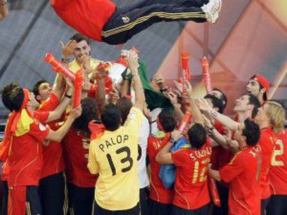 Luis Aragonés manteado por sus jugadores tras ganar la Eurocopa.