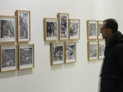 Una persona durante su visita a la exposición de Centelles en Lleida.