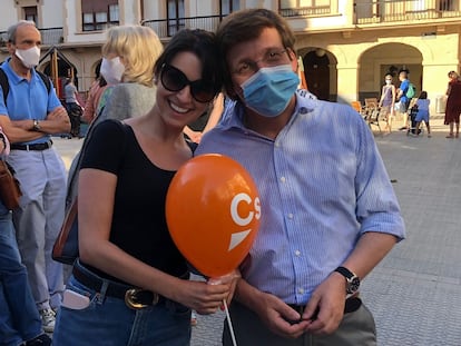 Pilar Rodríguez y José Luis Martínez-Almeida, durante la campaña electoral del País Vasco en 2019.