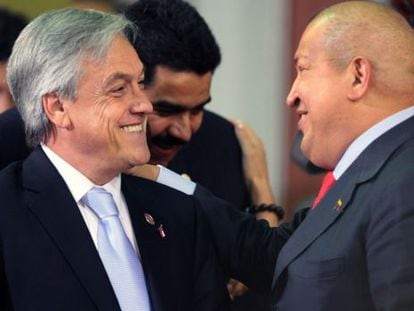 Hugo Chávez saluda a Sebastián Piñera.