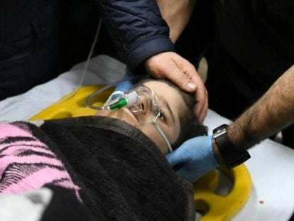 Una joven paciente recibe tratamiento tras ser rescatada después del mortífero terremoto en Hatay, Turquía.