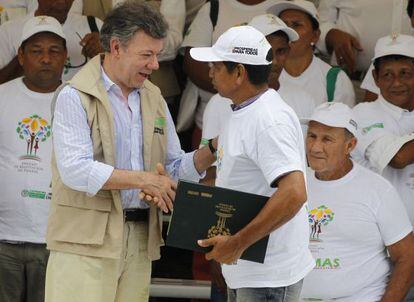 Juan Manuel Santos, en un acto de restituci&oacute;n de tierras el pasado abril. 