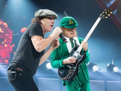 El cantante de AC/DC, Brian Johnson (izquierda) y el guitarrista Angus Young, en un concierto en Kansas City, en 2016.