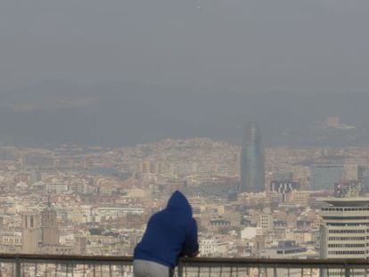 Vista de la ciutat des del mirador de l'Alcalde, a Montjuïc.