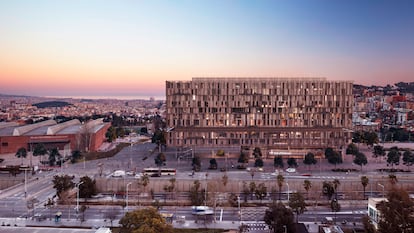 Imagen simulada de la fachada del nuevo edificio Vall d´Hebron, que empezará a construirse en 2024, frente al hospital general de la entidad.