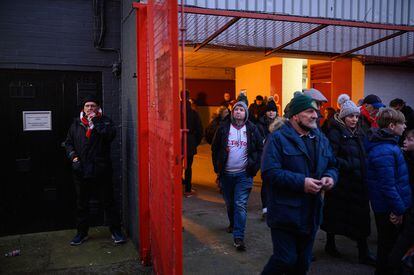 Seguidores abandonan el estadio al término del partido entre el Wrexham y el Maidenhead United.