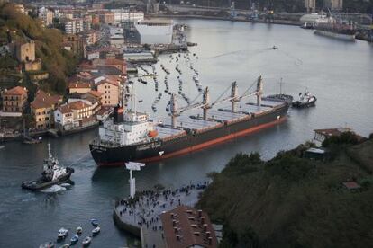 Un buque de gran tonelaje entra en la bahía de Pasajes.