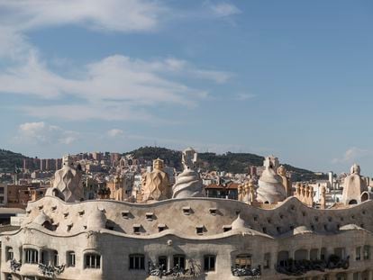 Azotea de las chimeneas con forma de guerreros de La Pedrera, totalmente vacía, durante el cierre de equipamientos culturales por el coronavirus.