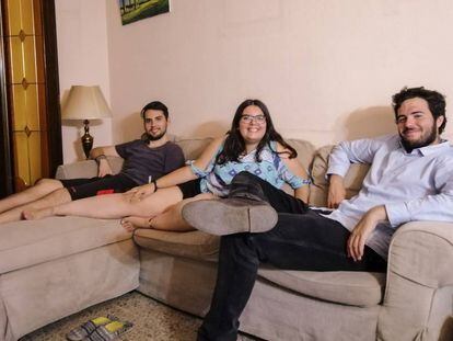 María Hernández en una foto que se tomó en salón de su casa, con sus dos compañeros de piso.