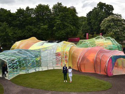 Jos&eacute; Selgas y Luc&iacute;a Cano, delante de su proyecto para Serpentine Gallery.