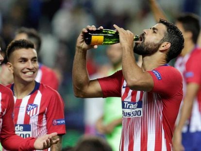 Diego Costa bebe champán tras el partido.