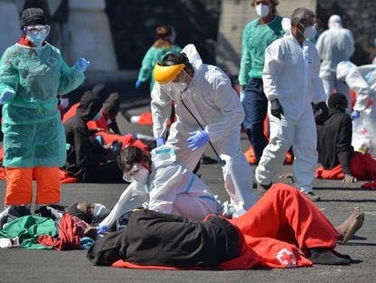 Llegada de un cayuco con 57 personas al Puerto de la Restinga, en El Hierro, el pasado 25 de febrero.