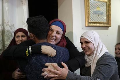 Israa Jaabis (en el centro), una prisionera palestina liberada por Israel, es abrazada por sus familiares cuando llega a su casa en el barrio de Jabel Mukaber de Jerusalén, en la madrugada del domingo.