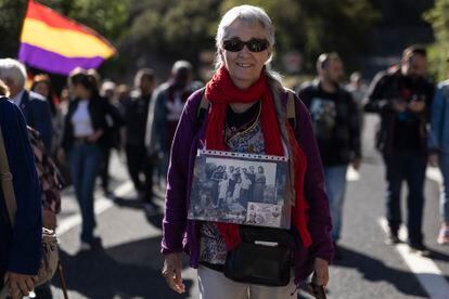Rosario Cunillera, camina con una imagen de sus familiares en la marcha entre El Perthus-Le Boulou.