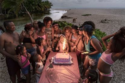 Cuando Díaz Burgos llegó al balneario de Los Patos, en Barahona, se encontró con la celebración de un cumpleaños infantil. A un lado, el río, y al fondo, el mar Caribe. 