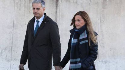 Ricardo Costa i la seva dona arriben a l'Audiència Nacional.