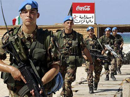 Los primeros <i>cascos azules</i> italianos del contingente de la ONU desembarcan en las playas de Tiro, en el sur de Líbano.