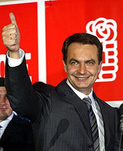 José Luis Rodríguez Zapatero celebra su victoria electoral en la sede del PSOE en Madrid.
