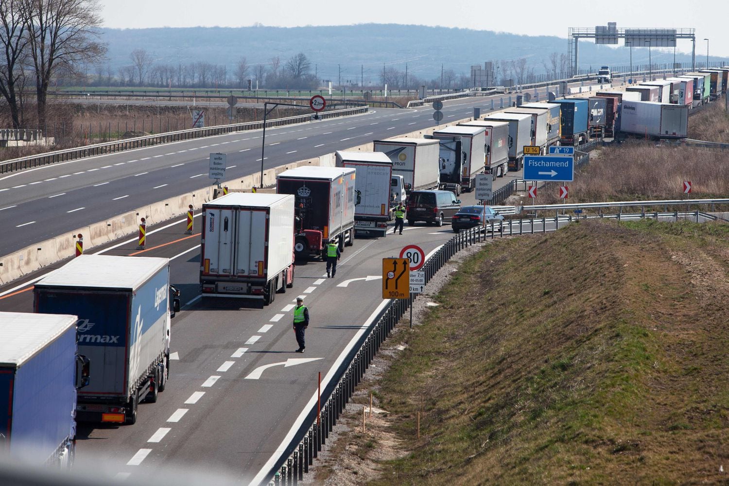 Los camiones esperan el 18 de marzo a 50 kilómetros de la frontera entre Austria y Hungría