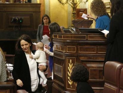La diputada de Podemos Carolina Bescansa, con su bebé en brazos.