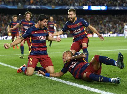 Los jugadores del Barça celebran el gol de Suárez.