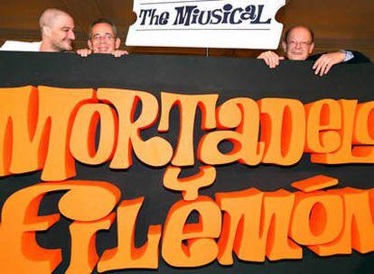 De izda a dcha. Jacobo Dicenta (Mortadelo), Juan Carlos Martín (Filemón) y Francisco Ibañez posan en la presentación del musical "Mortadelo y Filemón" que se estrenará el próximo 10 de julio en Oviedo