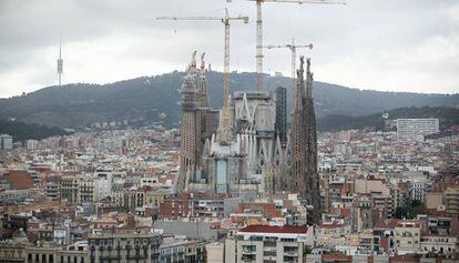 Una imatge de la Sagrada Família amb les torres centrals en construcció del 2016.
