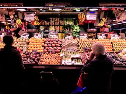 Dos mujeres compran fruta en el mercado de Ventas (Madrid), el día 14.