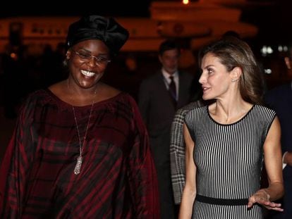 La reina Letizia es recibida por la primera dama de Senegal, Marième Faye, a su llegada a Dakar.