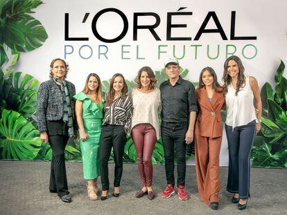 De izquierda a derecha: Dolores Barrientos Alemán, representante de la ONU; Araceli Becerril, directora de Responsabilidad Social de L'Oreal México, Deborah Amstrong, presidenta y directora general de L'Oréal México; Gemma Santana, líder socioambiental y de emprendimiento social en México; Xiye Bastida, activista climática mexicano-chilena, y Paola Rojas, periodista y moderadora. Foto: Cortesía.