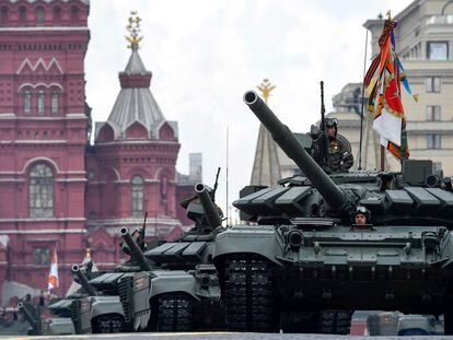 Russian T-72B3M tanks parade through Red Square during the Victory Day military parade in central Moscow on May 9, 2022. - Russia celebrates the 77th anniversary of the victory over Nazi Germany during World War II. (Photo by Alexander NEMENOV / AFP)