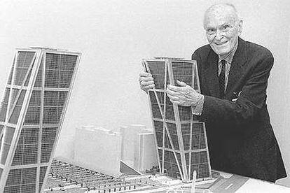 Philip Johnson, en 1996, con la maqueta de su obra, las torres KIO (Madrid).