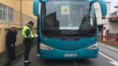 Imagen de archivo de un control de alcoholemia a un autobús escolar en Galicia.