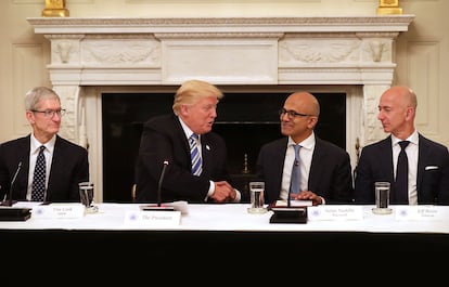 El presidente Trump coin los grandes directivos tecnológicos del pais, incluyendo a Apple (Tim Cook), Microsoft (Satya Nadella) y Amazon (Jeff Bezos), en la Casa Blanca el 19 de junio de 2017