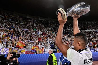 Casemiro enseña el trofeo a los hinchas del Real Madrid que han animado al equipo en la final de Helsinki. 