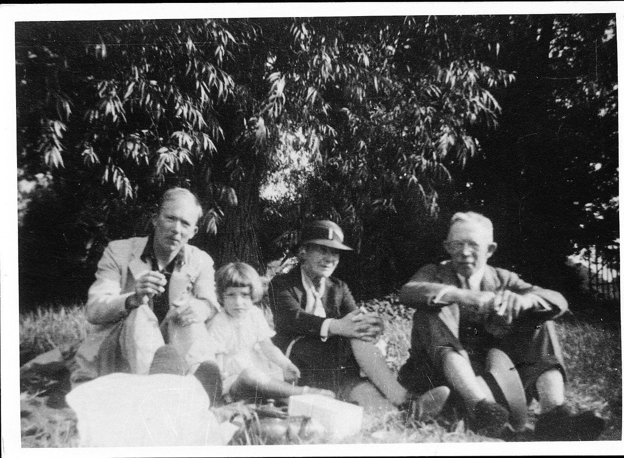 Gerald Brenan, con sus padres y su hija Miranda Helen en Churriana (Málaga) a mediados de los años treinta.