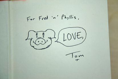 Una copia de <i>El arco iris de gravedad</i> (1973) incluye una dedicatoria de su autor, Thomas Pynchon, y  la ilustración de la cara sonriente de un cerdo.