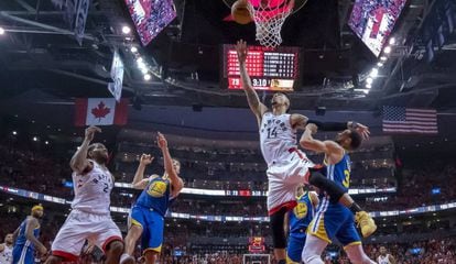 Los Toronto Raptors y los Golden State Warriors, durante el quinto juego de la final de la NBA de baloncesto 2019.